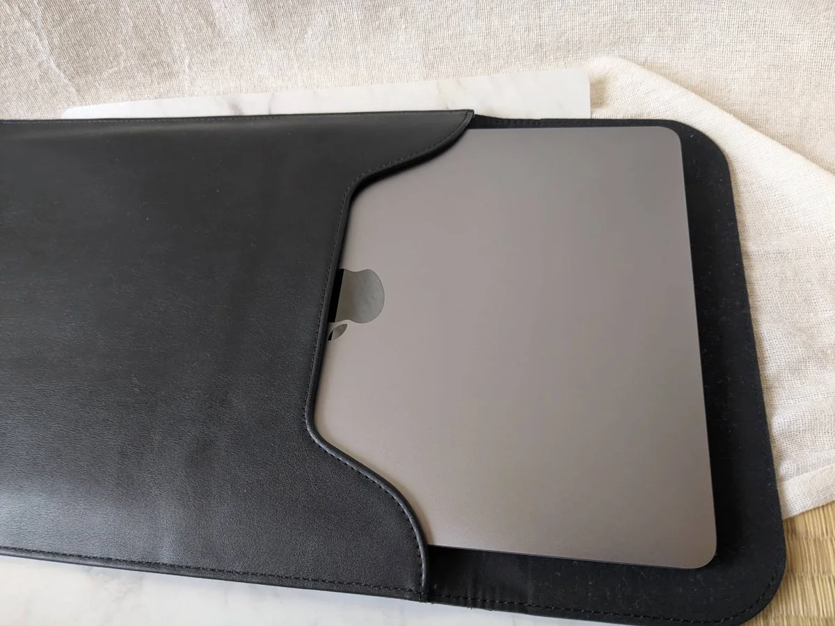 JETechのPCケースにMacBookを収納した様子