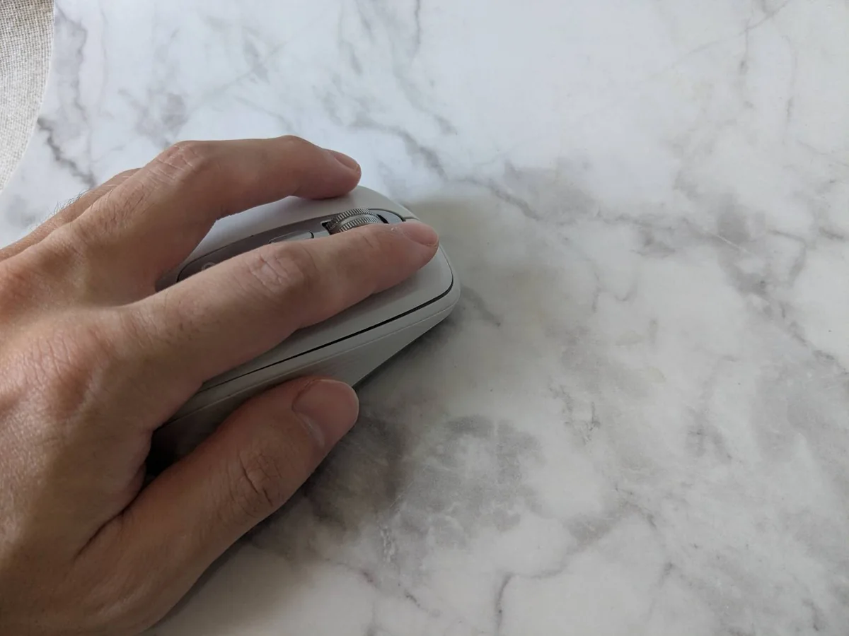 MX ANYWHERE 3 for Macを手に持った大きさ