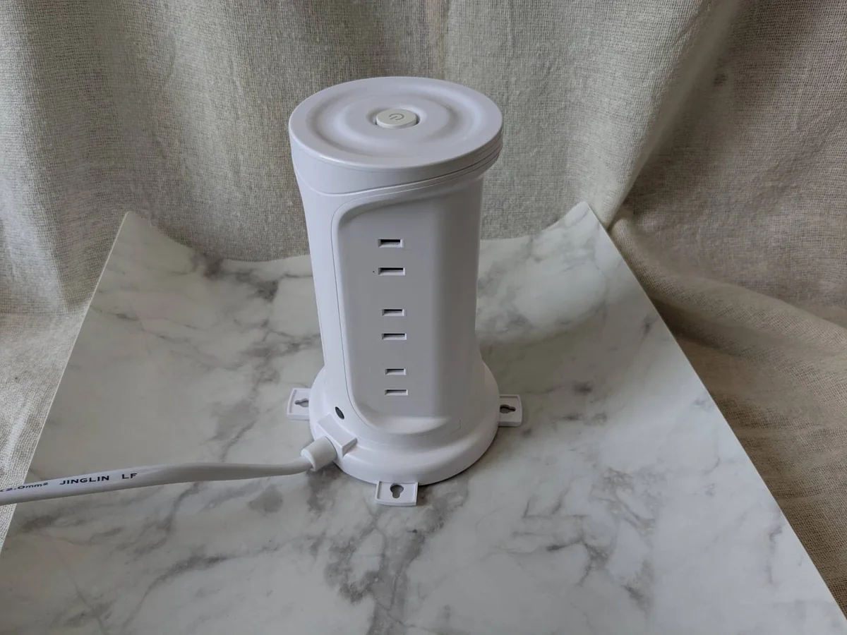 サンワダイレクト タワー型電源タップ 700-TAP075Wの実物