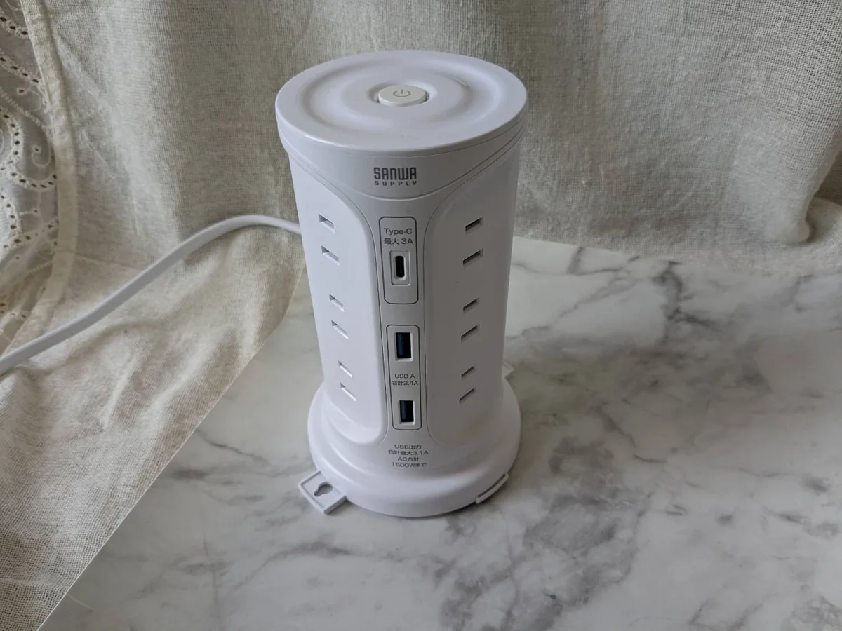 サンワダイレクト タワー型電源タップのUSBポートと差込口